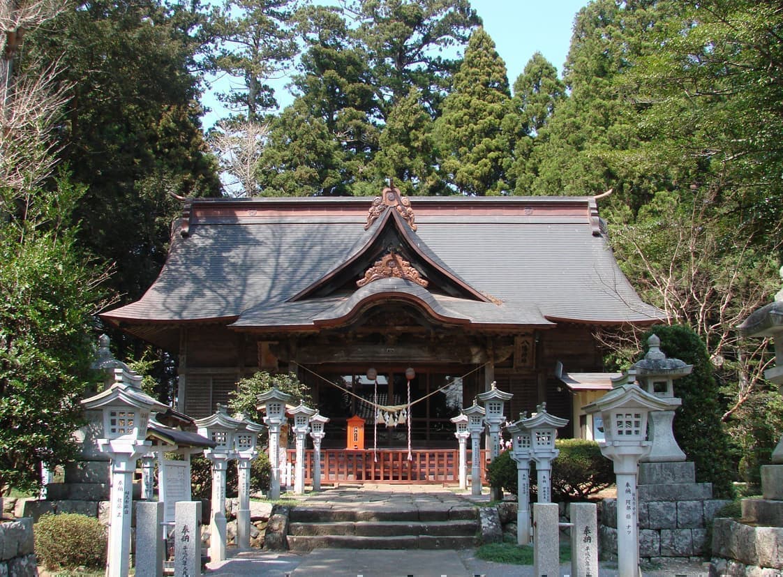 涼ヶ岡八幡神社　本殿・弊殿・拝殿　国指定重要文化財