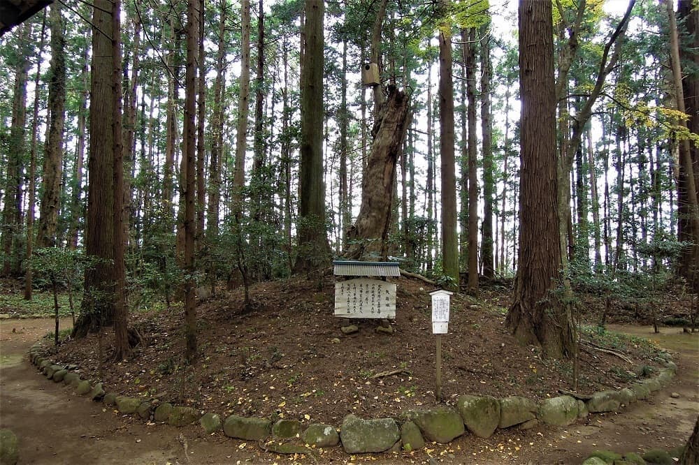 建武年間に結城宗広が戦勝祈願し、戦に勝利後「弓・矢・旗」を埋めた。