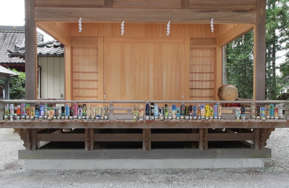 八幡小学校児童制作の絵竹灯籠の展示