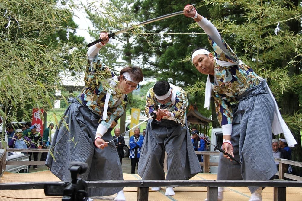 滝神社御手神楽保存会の剣舞
