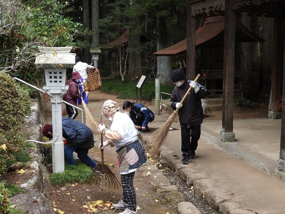 涼ヶ岡八幡神社 敬神婦人会 清掃