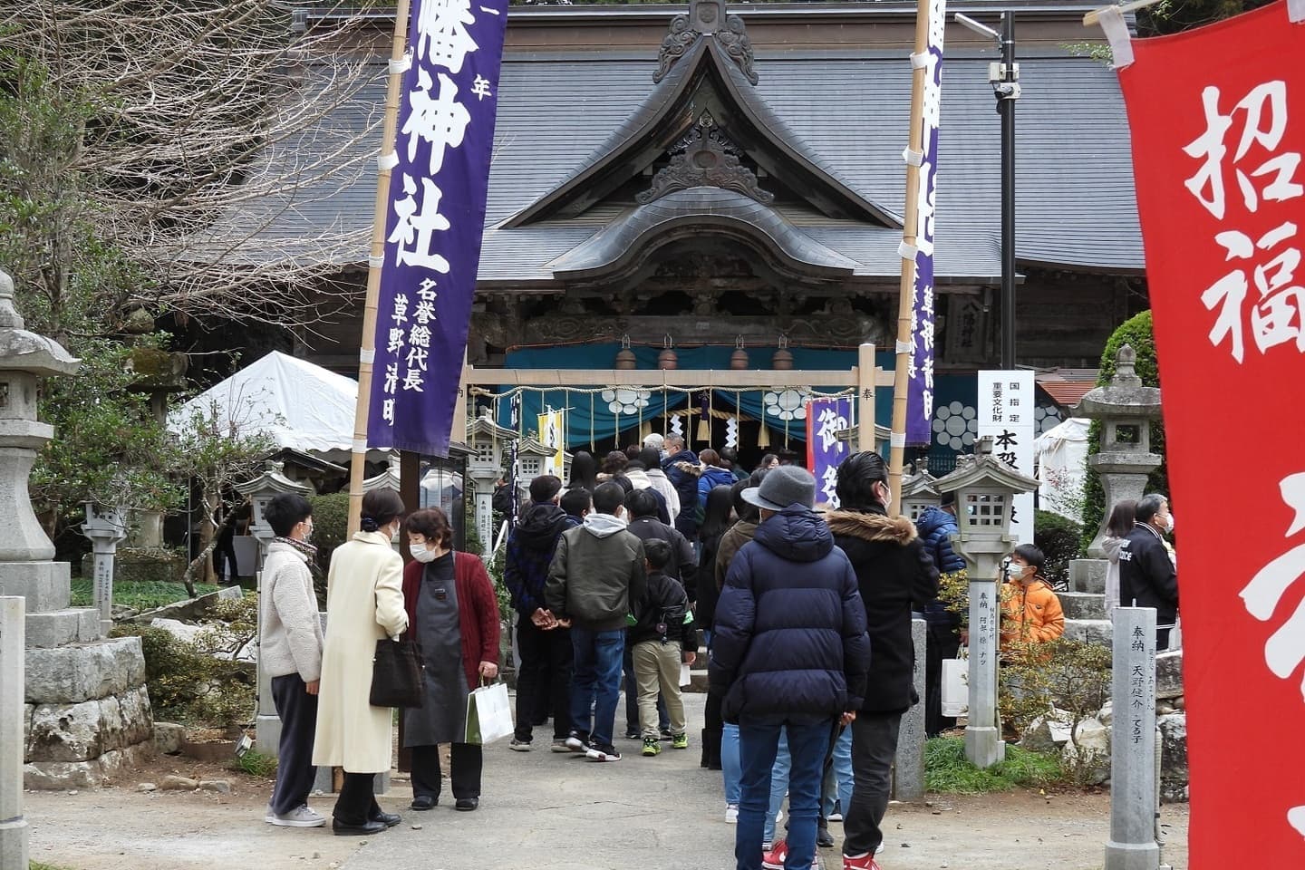 涼ヶ岡八幡神社 本社拝殿 新年の参拝者