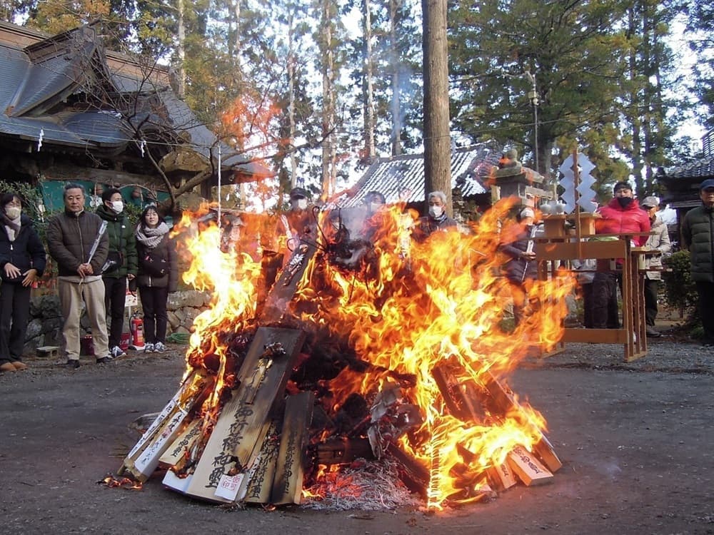 涼ヶ岡八幡神社　どんと祭